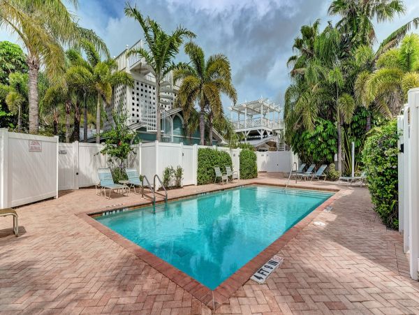 Lovely Vacation Condo Short Walk to Beach in Holmes Beach