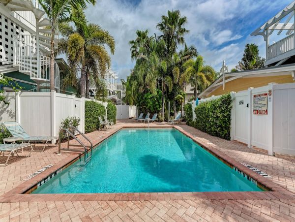 Lovely Vacation Condo Short Walk to Beach in Holmes Beach
