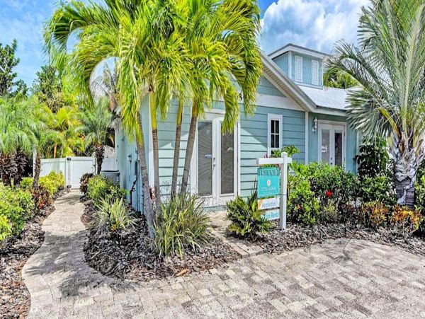 Holmes Beach Walk to the Beach Large Pool Stunning Home