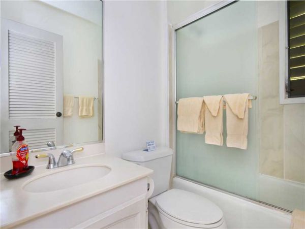 Kauai Oceanfront Vacation Rental Wailua Beachfront Condo with Lanai & Pool