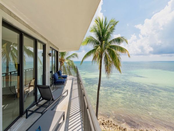 Luxury 3 Bedroom Vacation Condo with Panoramic Ocean Views