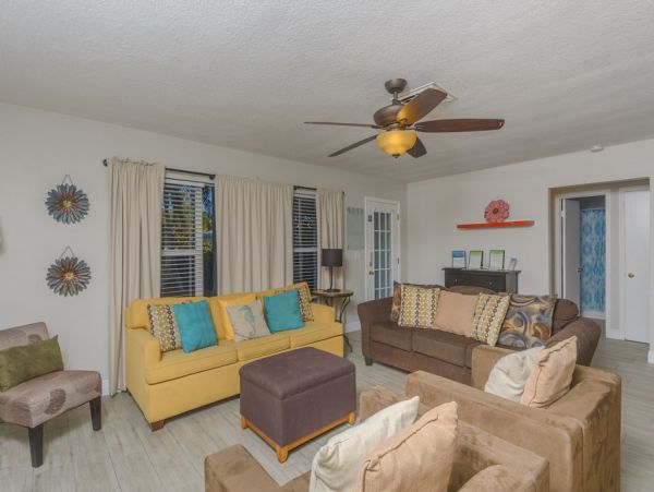 Clearwater 3 Bedroom Rental With Shared Pool Walk To Beach