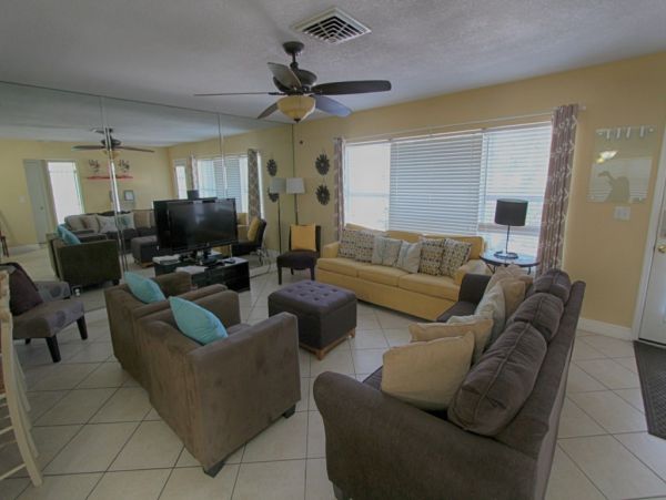 Clearwater 3 Bedroom Rental With Shared Pool Walk To Beach