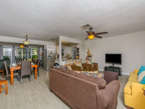 Clearwater 3 Bedroom Rental With Shared Pool Walk To Beach
