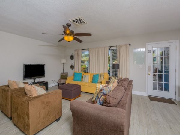 Clearwater 3 Bedroom Rental With Shared Pool Walk To Beach