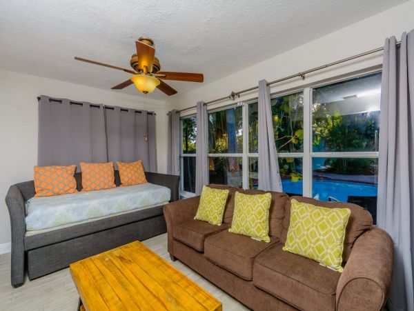 Clearwater 3 Bedroom Rental With Shared Pool Walk To Beach