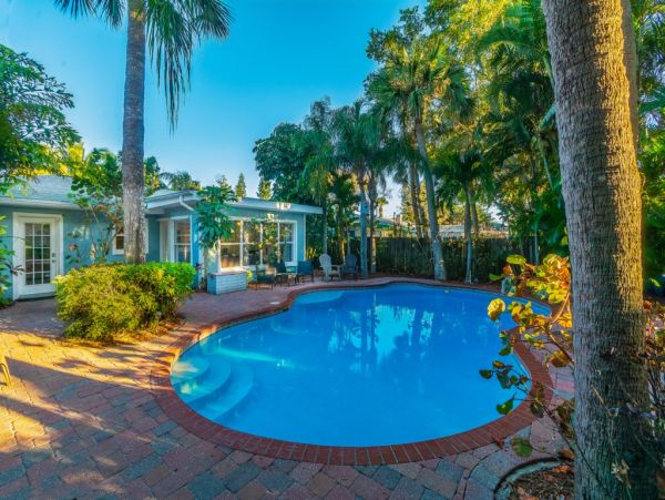 Clearwater 3 Bedroom Rental With Shared Pool Walk To Beach