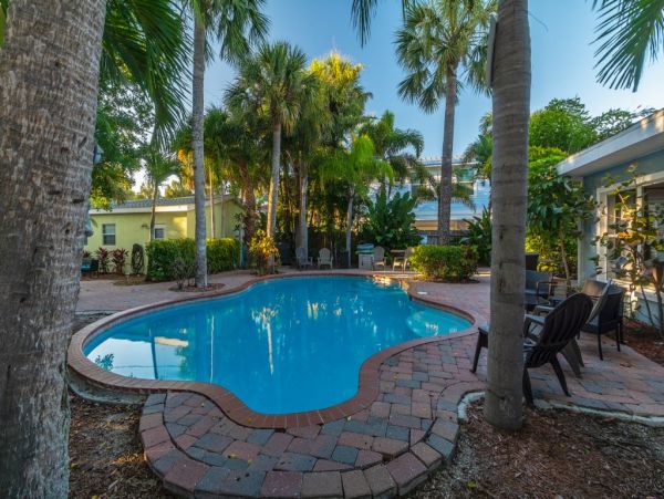 Clearwater 3 Bedroom Rental With Shared Pool Walk To Beach