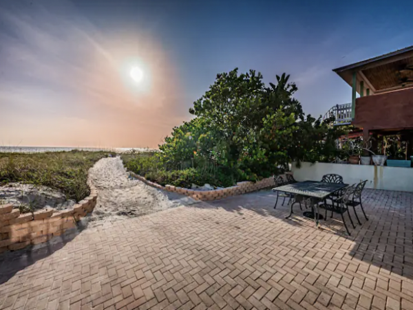 A True Beach-Front  House What A Great Beach Home!