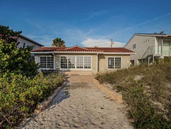A True Beach-Front  House What A Great Beach Home!