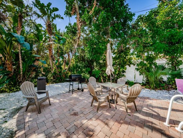 Charming Vacation Rental with Pool Ideal For Family Gatherings