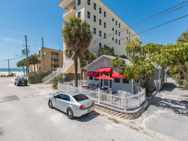 Three Bedroom Plus Den Clearwater Rental with Private Pool