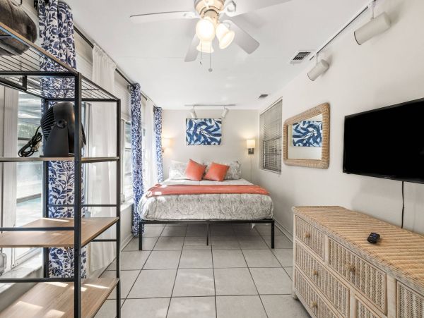 Clearwater Three Bedroom Vacation Home Sleeps Twelve