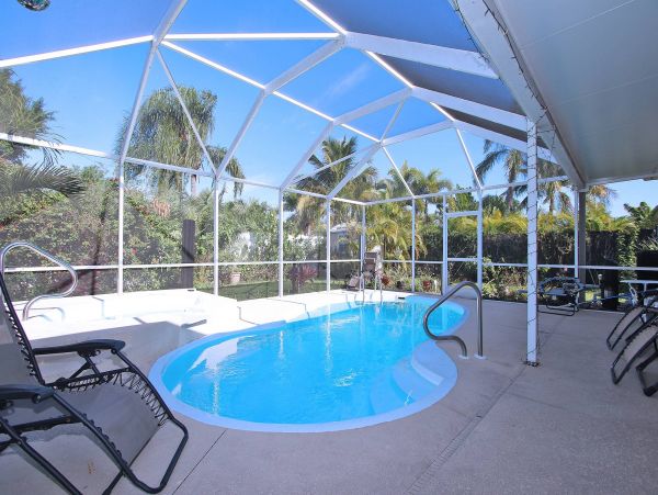 Beach Vacation Cottage in Indian Rocks with Private Pool