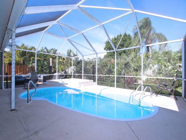 Beach Vacation Cottage in Indian Rocks with Private Pool