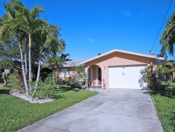 Beach Vacation Cottage in Indian Rocks with Private Pool