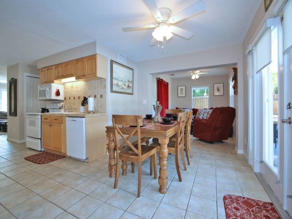 Beach Vacation Cottage in Indian Rocks with Private Pool