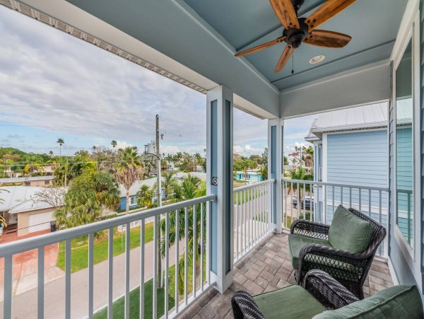 Redington Beach 4 Bedroom Home Walk to Beach