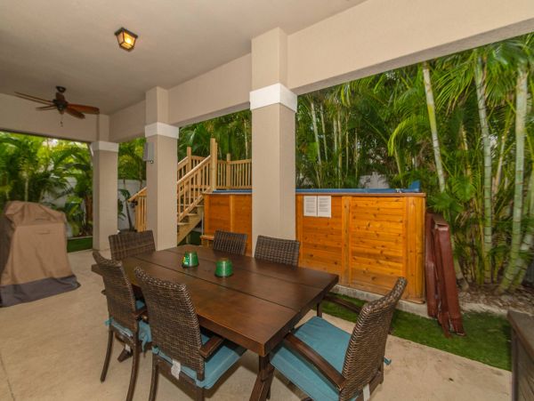 Redington Beach 4 Bedroom Home Walk to Beach