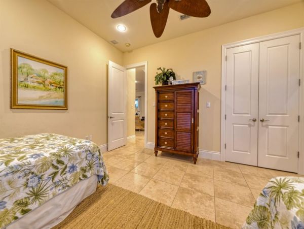 Marathon Luxury 4 Bedroom Canal Vacation Home Walk to Beach