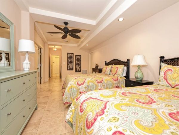 Marathon Luxury 4 Bedroom Canal Vacation Home Walk to Beach
