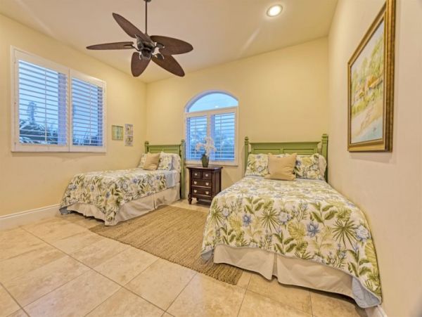 Marathon Luxury 4 Bedroom Canal Vacation Home Walk to Beach