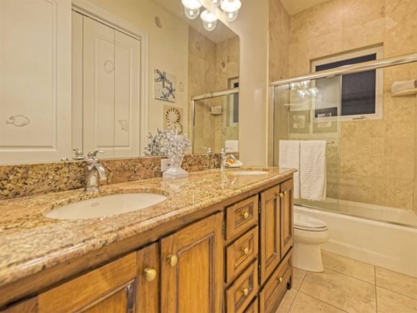 Marathon Luxury 4 Bedroom Canal Vacation Home Walk to Beach