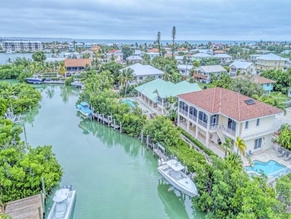 Marathon Luxury 4 Bedroom Canal Vacation Home Walk to Beach