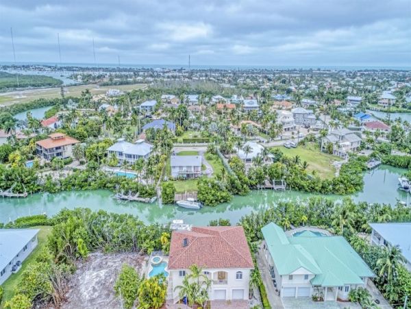 Marathon Luxury 4 Bedroom Canal Vacation Home Walk to Beach