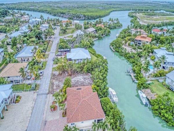 Marathon Luxury 4 Bedroom Canal Vacation Home Walk to Beach