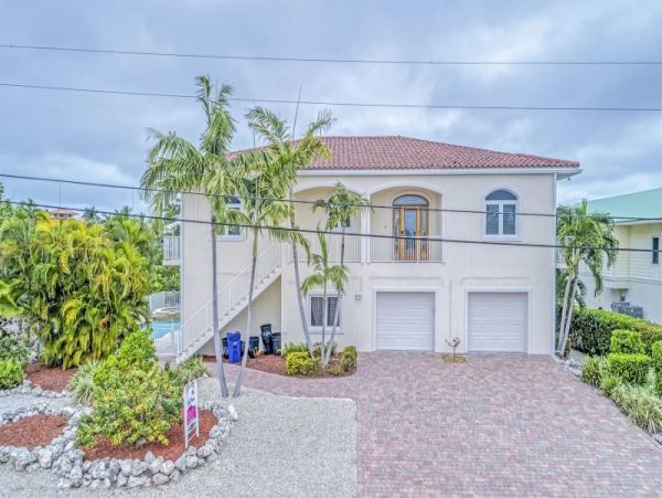 Marathon Luxury 4 Bedroom Canal Vacation Home Walk to Beach