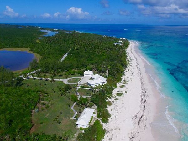 Beachfront Vacation Rental with 4 Bedrooms in Bahamas