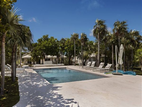 Beachfront Vacation Rental with 4 Bedrooms in Bahamas