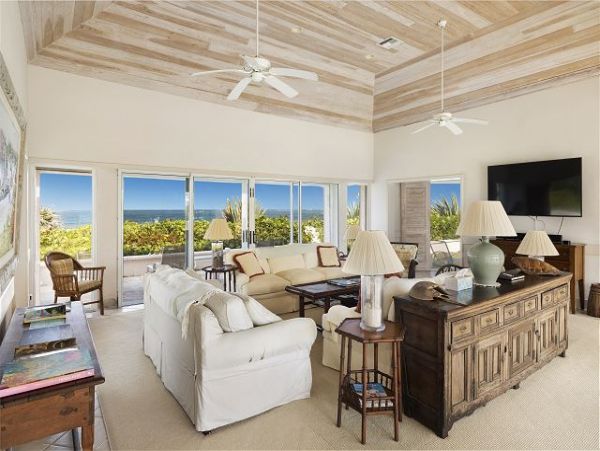 Beachfront Vacation Rental with 4 Bedrooms in Bahamas