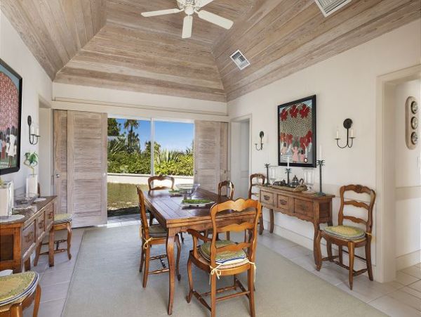 Beachfront Vacation Rental with 4 Bedrooms in Bahamas