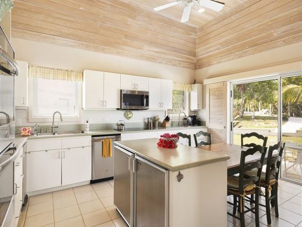 Beachfront Vacation Rental with 4 Bedrooms in Bahamas