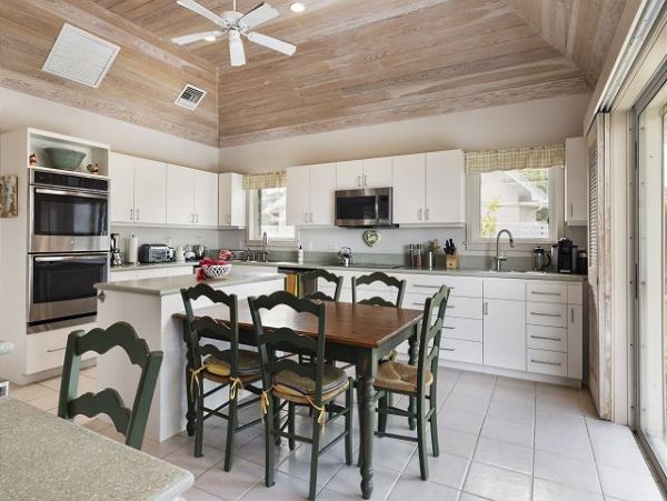 Beachfront Vacation Rental with 4 Bedrooms in Bahamas