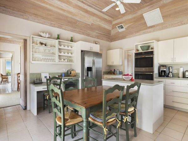 Beachfront Vacation Rental with 4 Bedrooms in Bahamas