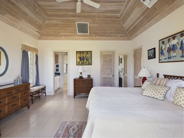 Beachfront Vacation Rental with 4 Bedrooms in Bahamas