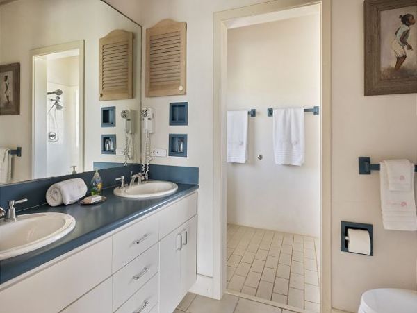 Beachfront Vacation Rental with 4 Bedrooms in Bahamas