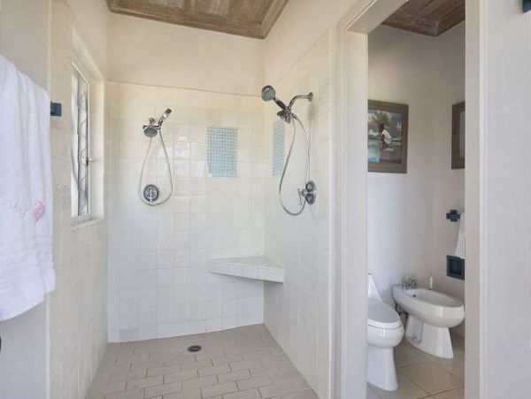 Beachfront Vacation Rental with 4 Bedrooms in Bahamas
