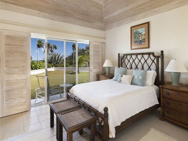 Beachfront Vacation Rental with 4 Bedrooms in Bahamas