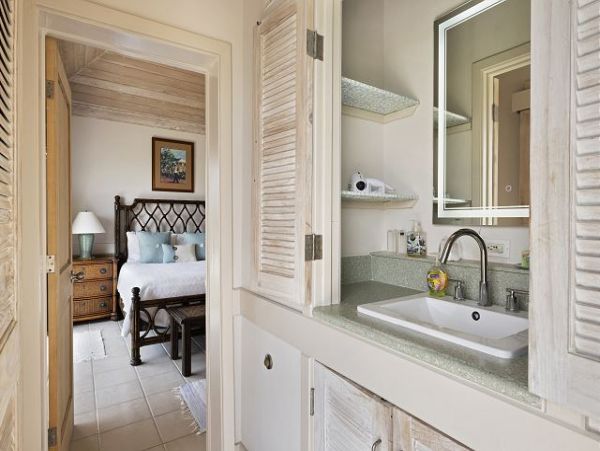 Beachfront Vacation Rental with 4 Bedrooms in Bahamas