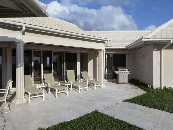 Beachfront Vacation Rental with 4 Bedrooms in Bahamas