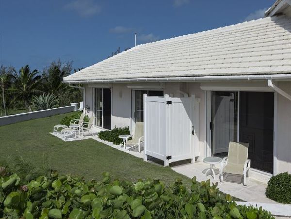 Beachfront Vacation Rental with 4 Bedrooms in Bahamas