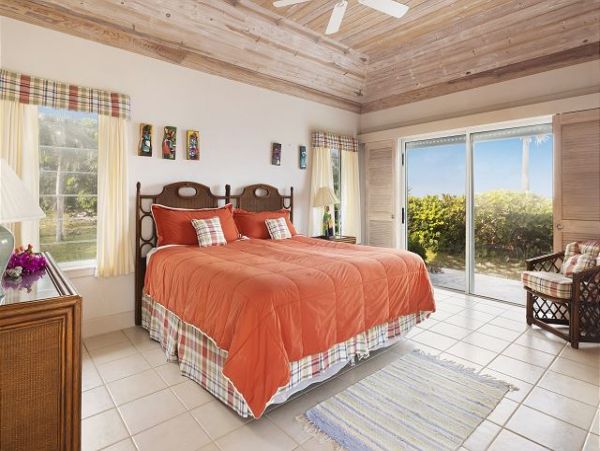 Beachfront Vacation Rental with 4 Bedrooms in Bahamas