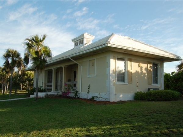Beachfront Vacation Rental with 4 Bedrooms in Bahamas