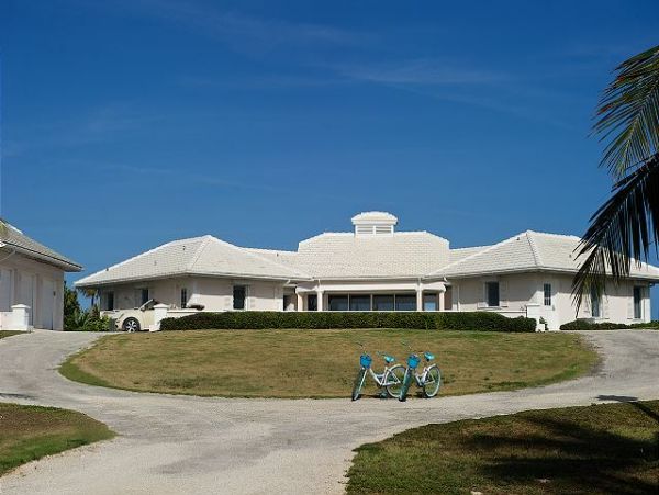 Beachfront Vacation Rental with 4 Bedrooms in Bahamas
