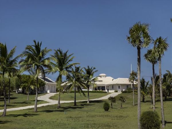 Beachfront Vacation Rental with 4 Bedrooms in Bahamas