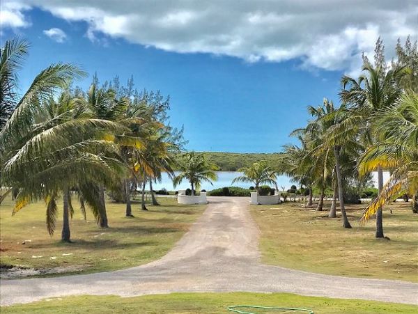 Beachfront Vacation Rental with 4 Bedrooms in Bahamas